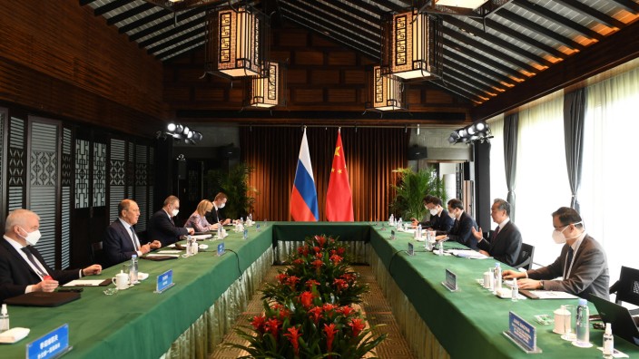 Ukraine-Krieg: Konferenz der unterschiedlichen Partner: Der russische Außenminister Sergej Lawrow und sein chinesischer Amtskollege Wang Yi bei einem gemeinsamen Treffen mit ihren Delegationen in China.