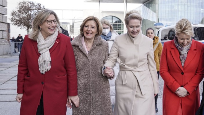 Frauen in der CDU: Vier Sozialdemokratinnen: Anke Rehlinger, Malu Dreyer, Manuela Schwesig und Franziska Giffey (von links) vor dem Bundestag.