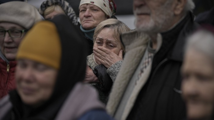 Massaker in Kiewer Vorort: In Butscha am Samstag: Bewohner der Stadt hören, was ein Soldat ihnen berichten muss.