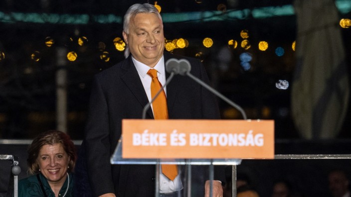 Wahl in Ungarn: Viktor Orbán freut sich am Sonntagabend vor Anhängern in Budapest über die ersten Auszählungen.