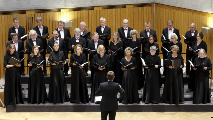 Benefizkonzert in Geretsried: Singen für den Frieden: Der "Isura Madrigal Chor" bei seinem Konzert in der Kirche Heilige Familie in Geretsried.