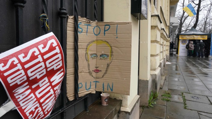 Krieg in der Ukraine: Ein Plakat vor der ukrainischen Botschaft in Warschau.
