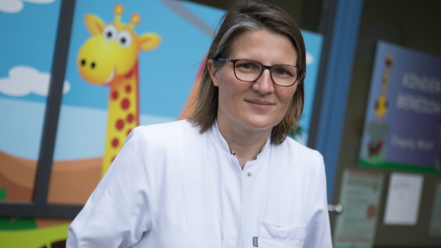 Kranke Kinder aus der Ukraine: Julia Hauer ist Chefärztin des Zentrums für Kinder- und Jugendmedizin. Sie setzt sich mit ihrem Team dafür ein, dass Familien mit krebskranken Kindern gut versorgt werden.