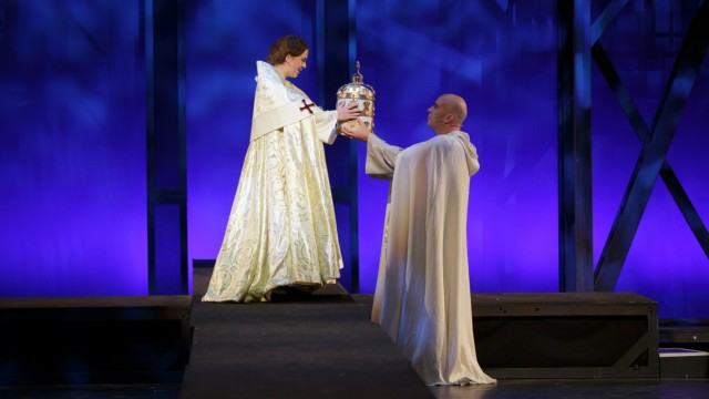 Musical: Johanna (Kristin Backes) wird zum Papst gekrönt - und geht als legendäre "Päpstin" in die Geschichte ein.