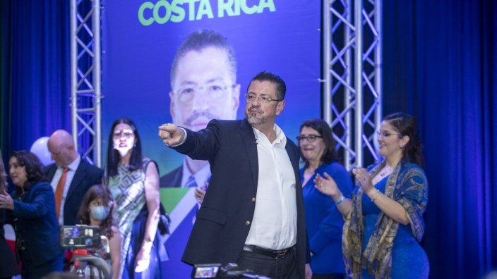 Costa Rica: Wahlsieger Rodrigo Chaves spricht zu seinen Anhängern.