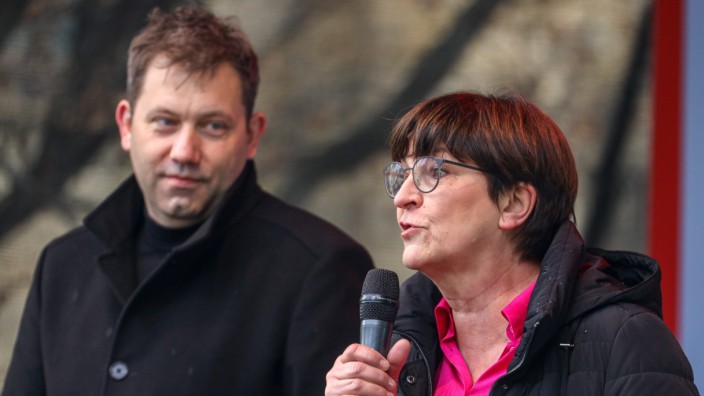 Sozialdemokratie: SPD-Energie: Saskia Esken und Lars Klingbeil eröffneten am Samstag in Essen die heiße Phase des Wahlkampfs in NRW.