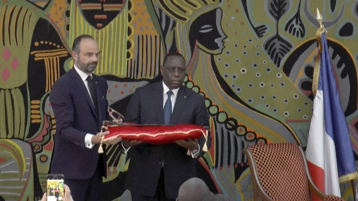 Arte-Themenabend "Museen und Kolonialismus": Frankreichs Premierminister Édouard Philippe übergibt 2019 Senegals Präsident Macky Sall das Schwert von Omar Saidou Tall, der den Widerstand gegen die Kolonialisten anführte.