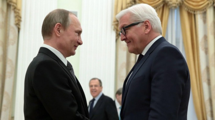 Nach heftiger Kritik: Als Außenminister hat Steinmeier - hier bei einem Treffen mit Wladimir Putin 2016 - die deutsche Russlandpolitik lange mitgeprägt.