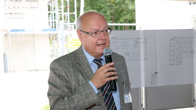 Erneuerbare Energien: Bernd Schulte-Middelich treibt das Geothermieprojekt unermüdlich voran. Hier spricht er bei einem Richtfest im Astopark beim Flughafen Oberpfaffenhofen.