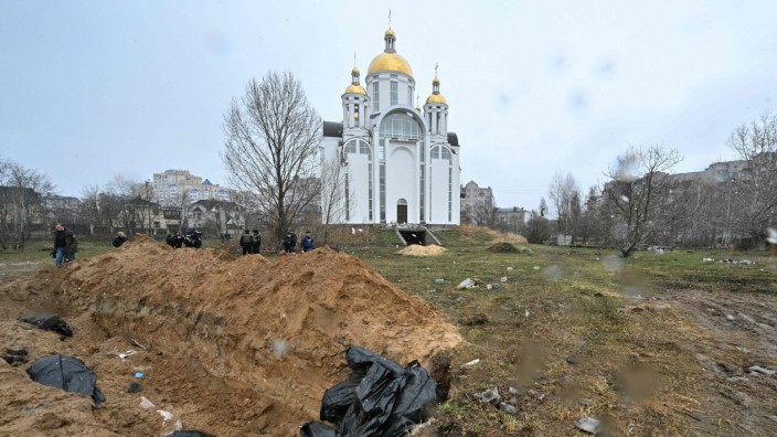 Krieg in der Ukraine: Morde, die en detail aufgeklärt werden müssen: ein Massengrab in Butscha .