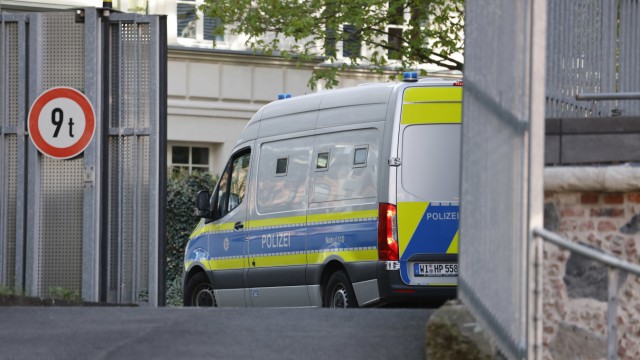 Cum-Ex-Prozess: Ein Gefangenentransporter brachte Berger zum Landgericht Bonn. Den Fahrdienst wird er nun häufiger brauchen.
