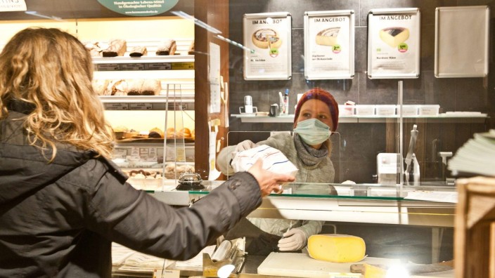 Corona in Ebersberg: Viele Geschäfte stellen es ihren Mitarbeitern frei, ob sie weiterhin eine Maske tragen wollen - so wie Sarah Aschauer (rechts) vom Korn Biomarkt.