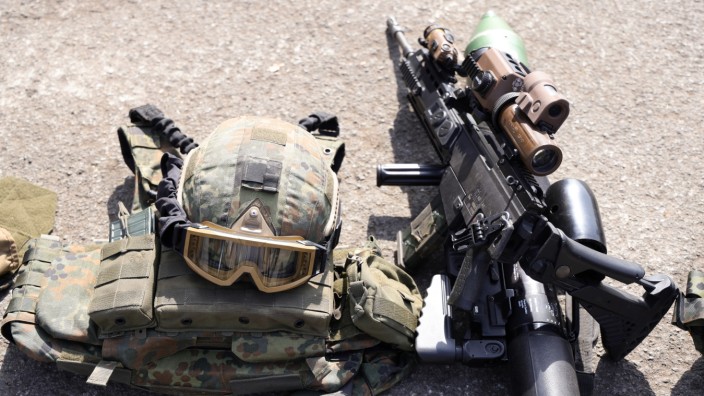 Armee: Bundeswehrsoldaten nutzen Maschinengewehre MG5 mit Hensoldt Optik.