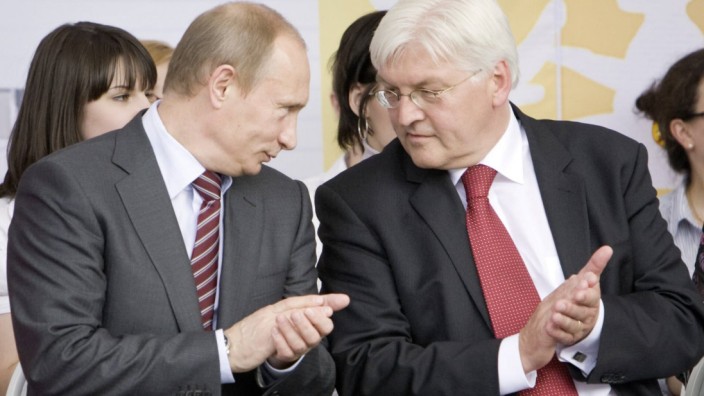 Bundespräsident: Frank-Walter Steinmeier im Jahr 2009, damals war er noch Außenminister, zusammen mit Wladimir Putin (links).