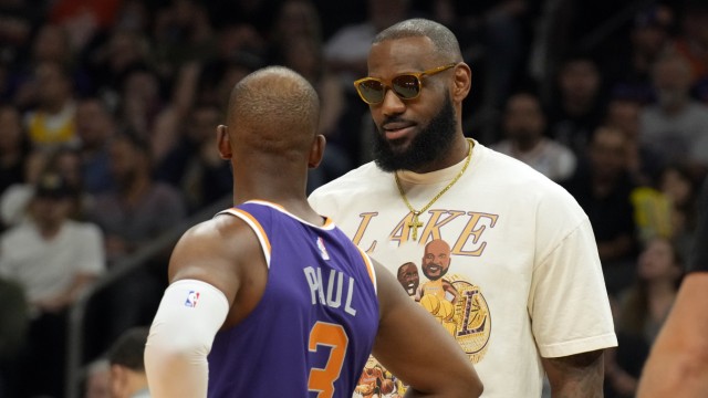 Racism and sexism in US basketball: The basketball players LeBron James (right) and Chris Paul have clearly positioned themselves on the Sarver matter.