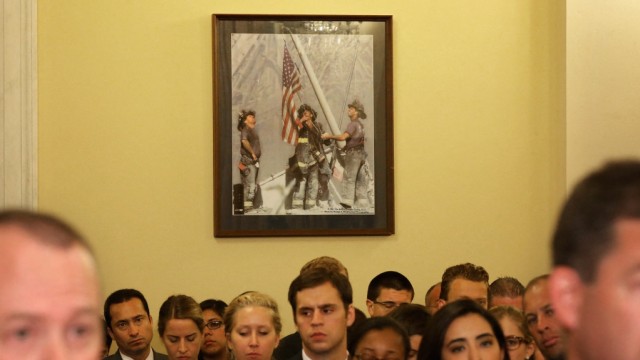 Medienethik: Ein Foto, das zur Ikone wurde - und etwa auch in Anhörungsräumen im Kapitol in Washington hängt: Feuerwehrleute hissen die US-Fahne an Ground Zero.