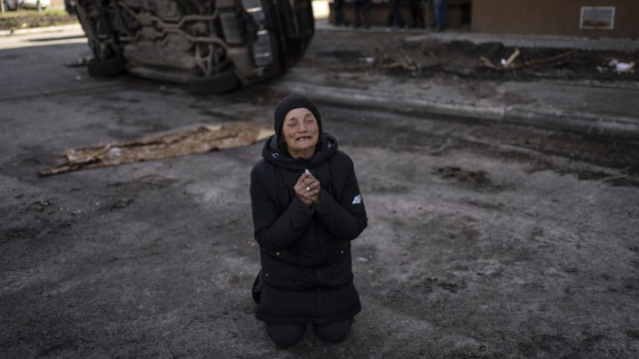 Ukraine-Krieg: Eine Frau trauert um ihren Mann, der im Kiewer Vorort Butscha getötet wurde.