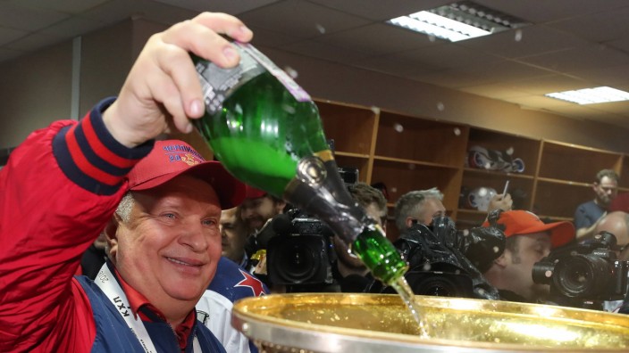 EU-Sanktionen gegen Oligarchen: Mal fließt Öl, mal Champagner: Rosneft-Chef Igor Setschin füllt den Gagarin-Pokal nach dem Sieg seiner bevorzugten Eishockey-Mannschaft.