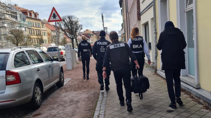 Bundesweite Razzia: Polizisten und BKA-Beamte gehen am Mittwoch in Eisenach gegen mutmaßliche Rechtsextremisten vor.