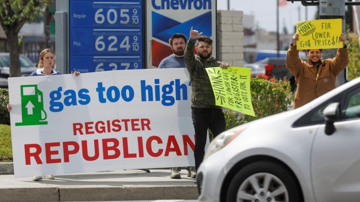 USA: Die Republikaner nutzen den Ärger über die gestiegenen Treibstoffpreise: Protest an einer Tankstelle in Garden Grove - in Kalifornien sind die Kosten wegen dortiger Steuern besonders hoch.