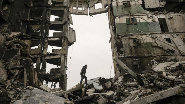 Ukraine-Krieg: Ein Anwohner sucht in den Trümmern eines zerstörten Wohnhauses in Borodjanka nach Kämpfen zwischen ukrainischen und russischen Truppen nach Habseligkeiten.