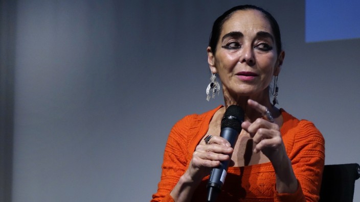 Iranische Frauen: Shirin Neshat, iranische Künstlerin, Filmemacherin und Fotografin in der Pinakothek der Moderne, bei einem Talk 2022.