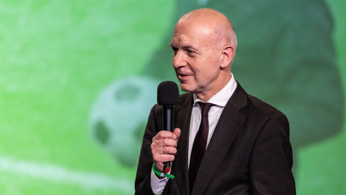 Sportpolitik: Der neue DFB-Präsident Bernd Neuendorf bei der Verleihung der Sepp-Herberger-Awards Ende März.