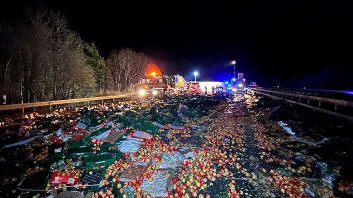 Mittelfranken: Tausende Äpfel aus der Ladung eines Lkw liegen verstreut auf der Autobahn.