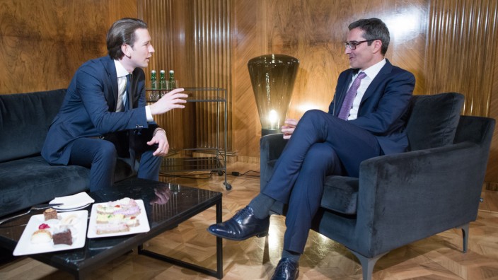 Österreich-Kolumne: Die beiden jungen konservativen Regierungschefs, Sebastian Kurz und Arno Kompatscher, diskutieren hier im März 2018 bei belegten Broten im Kreisky-Zimmer im Wiener Kanzleramt.