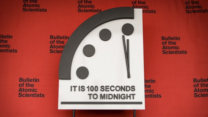 Ende der Welt: Die "Doomsday Clock" zeigt seit 1947 symbolisch an, wie viel Zeit der Menschheit bis zu ihrem Untergang bleibt, wenn man davon ausgeht, dass "viertel vor zwölf" der Moment ist, an dem man anfangen sollte, zu handeln.