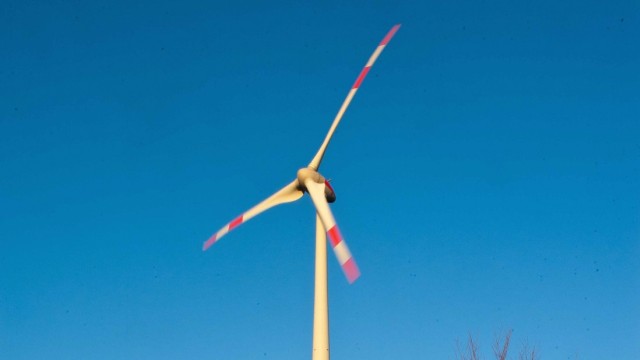 Erneuerbare Energie in Ebersberg: Das bislang einzige Windrad im Landkreis dreht sich in Hamberg bei Bruck. Doch auch nahe der Stadt Ebersberg könnten in einigen Jahren solche Anlagen gebaut werden.