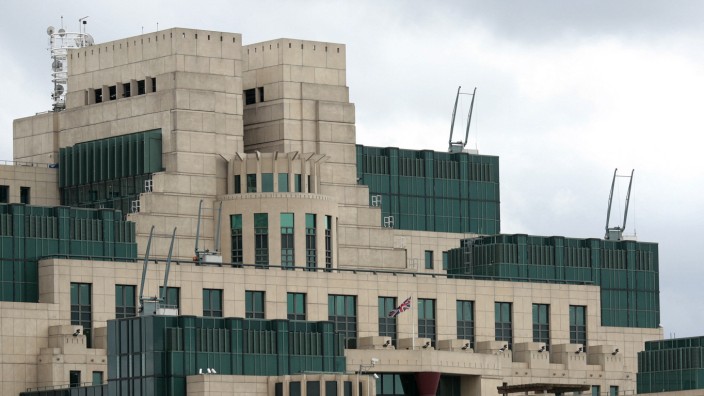 Großbritannien: Hinter dicken Mauern: Wie eine Burg erhebt sich das Gebäude des MI6 an der Themse in London. Üblicherweise sind die Herrschaften im Inneren schweigsamer als derzeit.