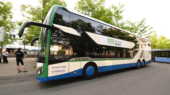 Alpenverein: Der Bergbus des Alpenvereins steuert Ziele auf vier Routen an.