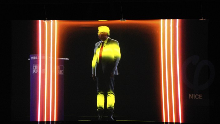 Linke: Kreativer Stil: Jean-Luc Mélenchon machte am Dienstag mit Hilfe von Hologramm-Übertragungen in zwölf Städten gleichzeitig Wahlkampf.
