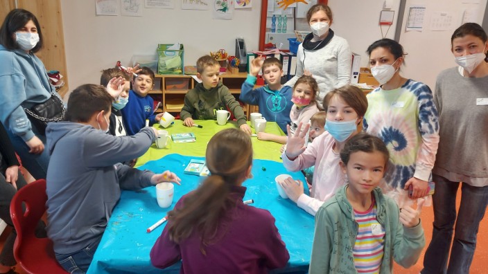 Ukraine-Hilfe: Tassen werden bemalt, und es wird gespielt in der Grundschule Graßlfing, wo sich ukrainische Kinder und jetzt auch deren Mütter aufhalten können.