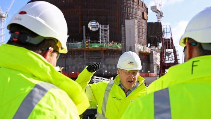 Renaissance der Kernenergie: Auf zum Atom: Premier Johnson erkundet mit Entourage die Baustelle des AKW Hinkley Point C.