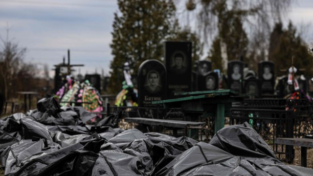 Kriegsverbrechen in der Ukraine: Mit jedem Tag steige die Zahl der gefundenen Toten, sagt Butschas Bürgermeister, mindestens 320 wurden schon geborgen.