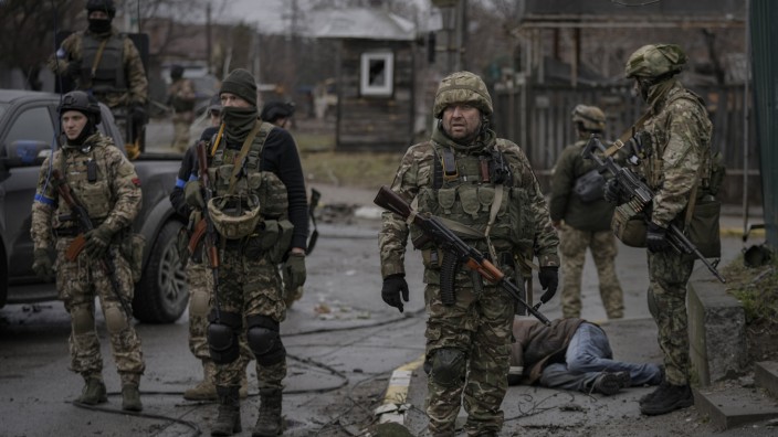 Krieg in der Ukraine: Ukrainische Soldaten im zerstörten Butscha.