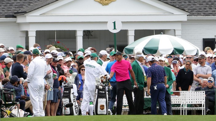 Golf: Versammlung vor dem traditionsreichsten Clubhaus des Golfsports: Tiger Woods, Joaquin Niemann und Louis Oosthuizen vor ihrer ersten Runde in Augusta.
