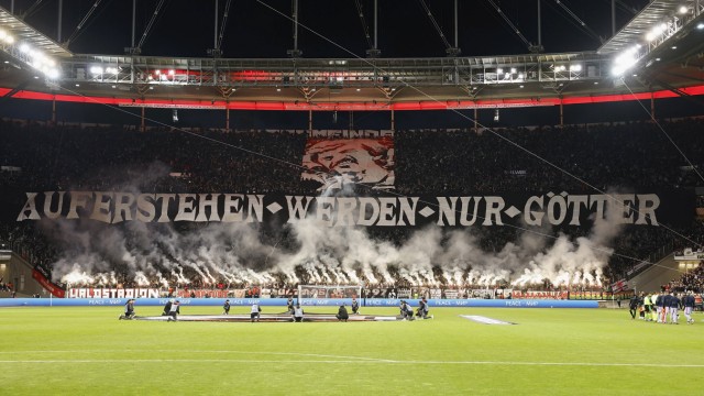 Europa League: Die Eintracht-Fans gedenken gegen Barcelona der verstorbenen Vereinslegende Jürgen Grabowski.