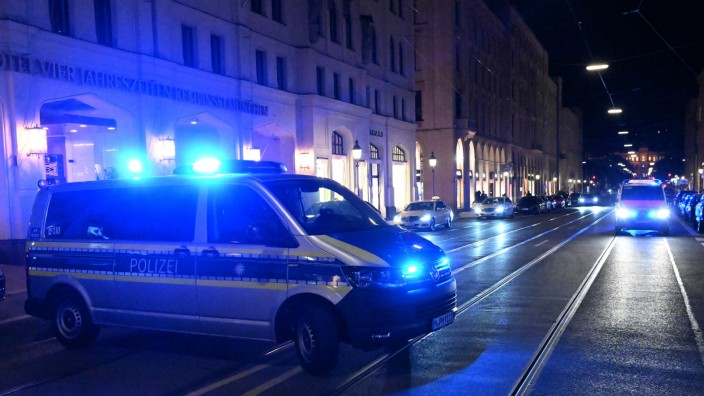 München: Einsatz am Donnerstagabend: Polizei und Rettungsdienst stehen mit Blaulicht in der Maximilanstraße.