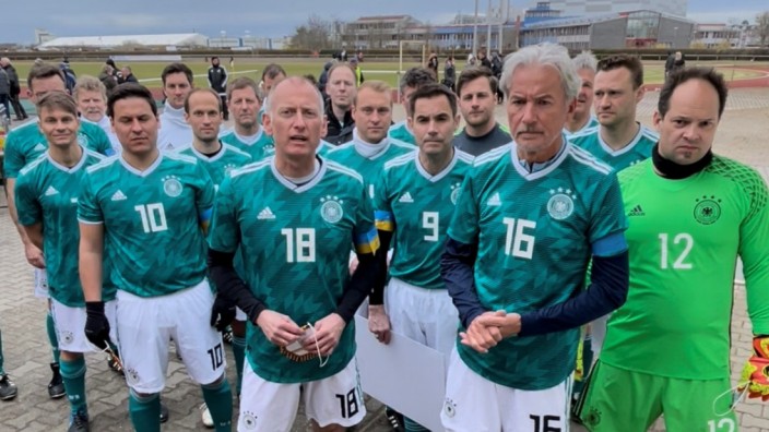 SZ-Serie "Ein Anruf bei...": Die Deutsche Fußballnationalmannschaft der Bürgermeister beim Spiel gegen Polen Anfang April.