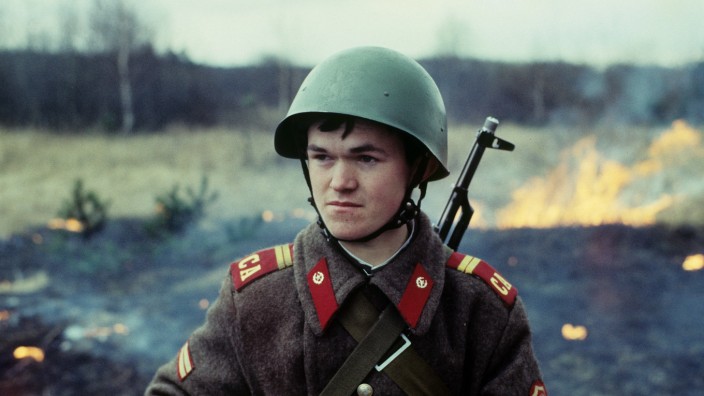 Erinnerungen an Sowjetsoldaten: In der DDR stationierter Soldat der Roten Armee während einer Gefechtsübung, 1979.