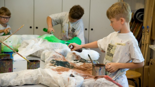 Easter Holiday Shows: Inspired by the characters of Franz Marc's animals, you can create your own imaginative sculptures in the museum's workshop.
