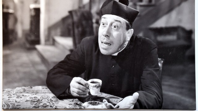 Gastronomie: Schlitzohriger Pfarrer und Kaffeetrinker: Fernandel in der Rolle als Don Camillo im italienisch-französischen Komödien-Klassiker "Don Camillo und Peppone" von 1952.
