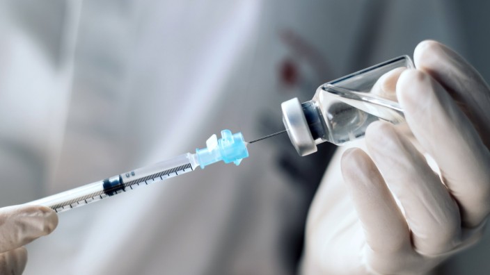 Corona-Impfung: Bundesgesundheitsminister Karl Lauterbach rechnet damit, dass die angepassten Corona-Impfstoffe ab Herbst verfügbar sein werden.