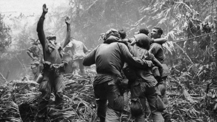 Psychologie: Tod und Verzweiflung im Dschungel Vietnams, April 1968. Kriege seien immer schmutzig, sagt der Neuropsychologe Thomas Elbert.