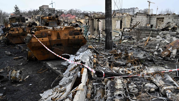 Ukraine: Berichte von Zeugen und Fotos von Reportern - hier ein Bild der Zerstörung in Butscha - werden gezielt als Inszenierung verleumdet.
