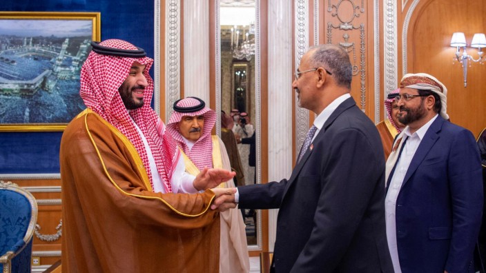 Jemen: Der saudische Kronprinz Mohammed bin Salman (l.) empfängt Aidarus al-Zubaidi, Mitglied des neuen Präsidialrats und Vorsitzender des "Südlichen Übergangsrats", in Riad.