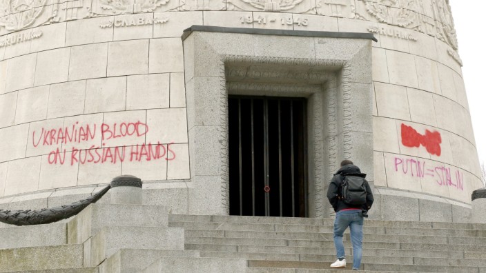 Vandalismus in Berlin: Das Ehrendenkmal im Treptower Park ist kein beliebiger Ort, sondern das größte sowjetische Denkmal zum Zweiten Weltkrieg außerhalb der Grenzen der einstigen Sowjetunion.
